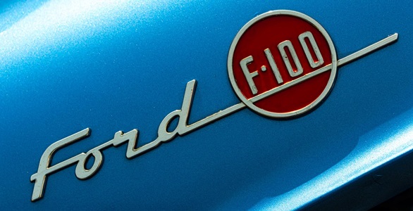 Snohomosh-Wa-car-show-Ford-emblem
