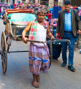 India-Kolkata-Rickshaw--Man-Walking
