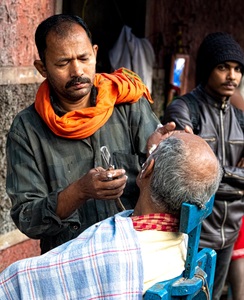 India-Kolkata-man-getting-shave--haircut