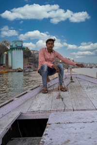 India-Varanasi-Boatmen