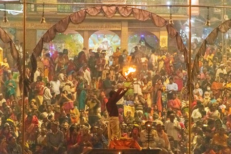 India-Varanasi-Hindu-Gathering