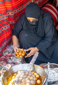 Dubai-woman-selling-food