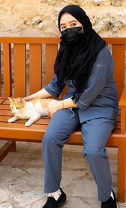 Dubai-woman-woman-with-cat