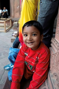 India-Agra-Taj-Mahal-Little-Boy