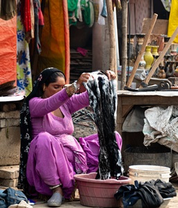 India-Delhi-Woman-Washing-Clothes