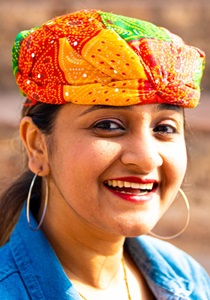 India-Jodhpur-woman-with-colorful-hat