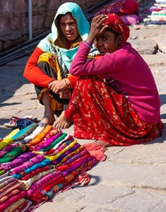 India-Jodhpur-women-selling-goods