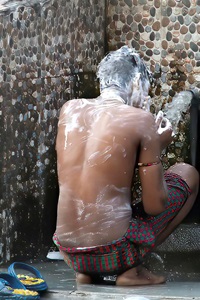 India-Kalkata-Man-Washing
