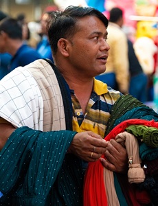 India-Kolkata-Man-Selling-Fabric