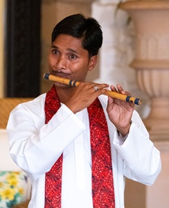 India-Mumbai-Taj-Palace-Hotel-Flute-Player