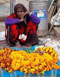 India-Varanasi-Woman-Selling-Furneral-Flowers