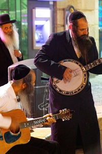 Israel-Jerusalem-Old-City-Rabbis-Playing-Music