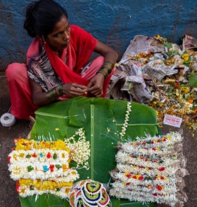 Mumbai-India-woman-selling-flowers
