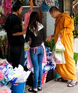 Thailand-Bangkok-Buddhist-Monk-Shopping