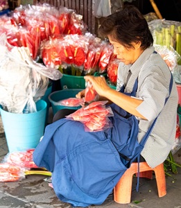 Thailand-Bangkok-Woman-In-Flower-Market