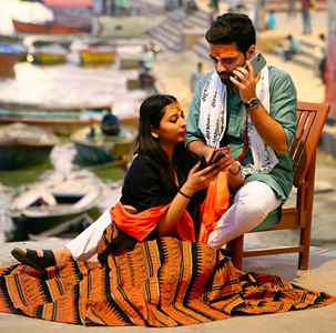 Varanasi-India-couple-on-phones