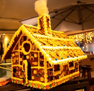 Germany-Frankfurt-Christmas-Market-Gingerbread-House