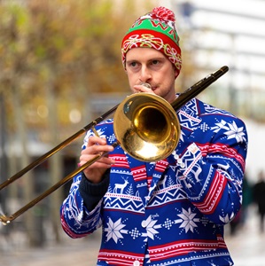 Germany-Frankfurt-Christmas-Market-Horn-Player