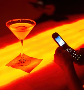 Hong-Kong-Bar-Margarita-Cell-Phone