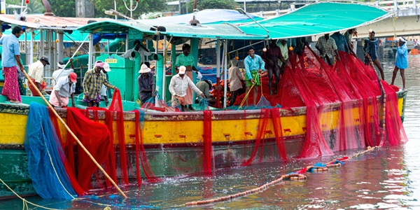 India-Cochin-Fisherman-On-Boat