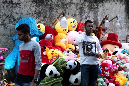 India-Kolkata-Man-Selling-Stuffed-Toys
