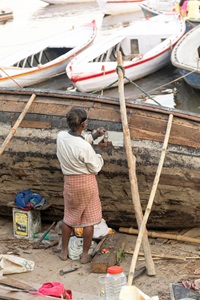 India-Varanasi-Boat-Repair