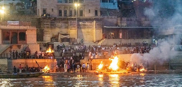 India-Varanasi-Funeral-Fire-3