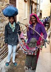 _Jaisalmer-India-two-woman-and-baby